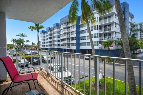 Condo in North Miami Beach, Florida, 2 bedrooms  № 1924951 - photo 9