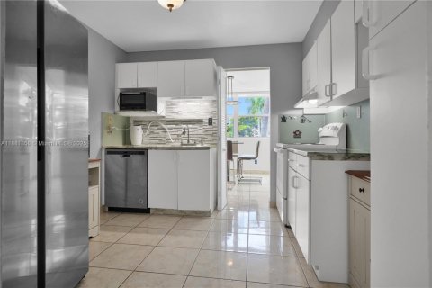 Condo in North Miami Beach, Florida, 2 bedrooms  № 1924951 - photo 7