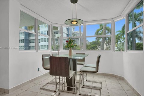 Condo in North Miami Beach, Florida, 2 bedrooms  № 1924951 - photo 6