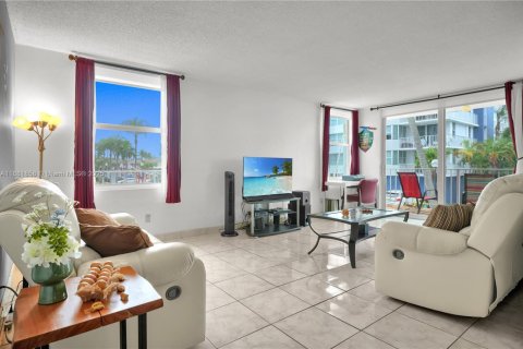 Condo in North Miami Beach, Florida, 2 bedrooms  № 1924951 - photo 2