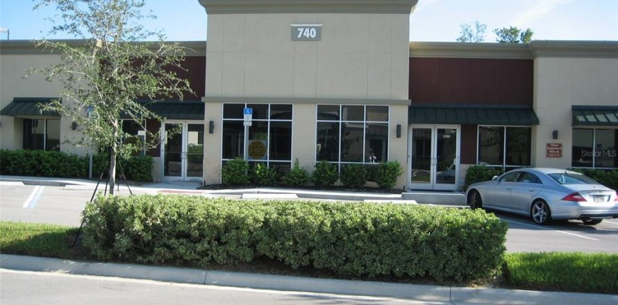Commercial property in Lake Mary, Florida 190.64 sq.m. № 2376607