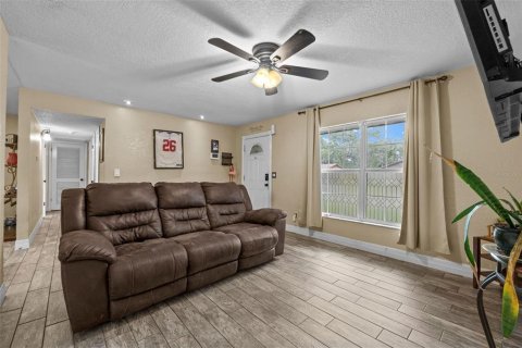 House in Seffner, Florida 3 bedrooms, 141.68 sq.m. № 1804003 - photo 7