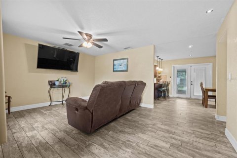 House in Seffner, Florida 3 bedrooms, 141.68 sq.m. № 1804003 - photo 6