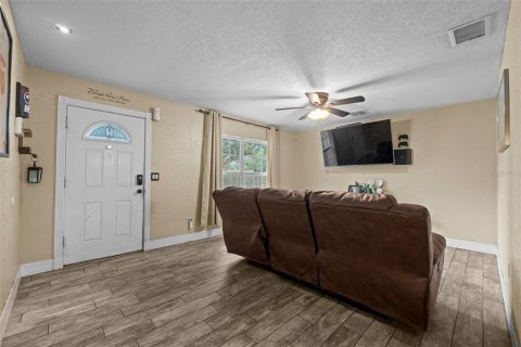 House in Seffner, Florida 3 bedrooms, 141.68 sq.m. № 1804003 - photo 8