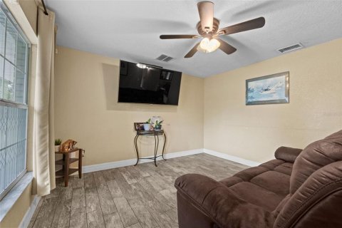House in Seffner, Florida 3 bedrooms, 141.68 sq.m. № 1804003 - photo 9
