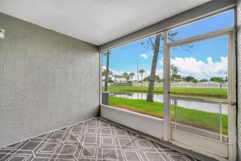 Townhouse in Oldsmar, Florida 2 bedrooms, 103.12 sq.m. № 1911212 - photo 9