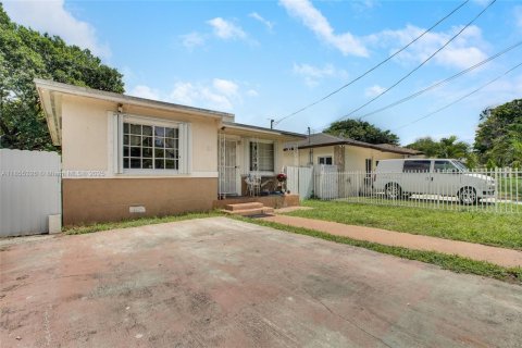 Villa ou maison à vendre à Miami, Floride: 3 chambres, 84.08 m2 № 1880215 - photo 1