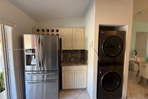 Townhouse in Hialeah Gardens, Florida 2 bedrooms, 110.55 sq.m. № 1882321 - photo 9