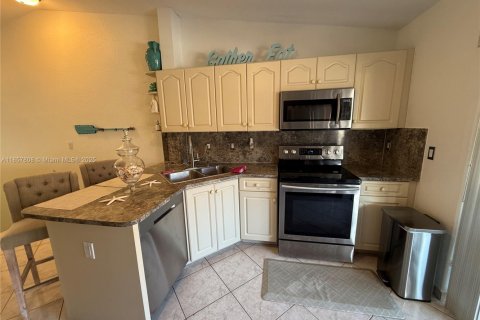 Townhouse in Hialeah Gardens, Florida 2 bedrooms, 110.55 sq.m. № 1882321 - photo 8