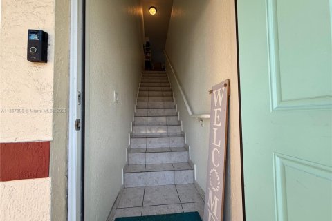 Townhouse in Hialeah Gardens, Florida 2 bedrooms, 110.55 sq.m. № 1882321 - photo 3