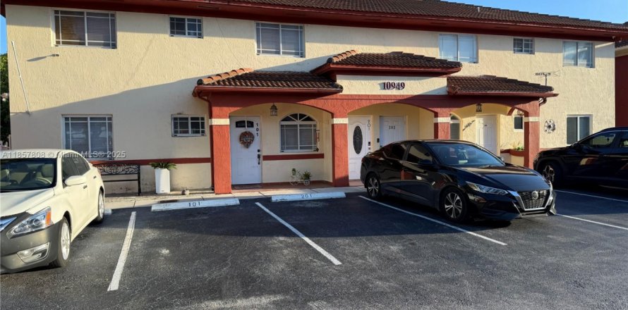 Townhouse in Hialeah Gardens, Florida 2 bedrooms, 110.55 sq.m. № 1882321