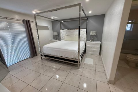 Townhouse in Hialeah Gardens, Florida 2 bedrooms, 110.55 sq.m. № 1882321 - photo 10
