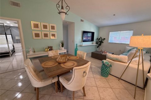 Townhouse in Hialeah Gardens, Florida 2 bedrooms, 110.55 sq.m. № 1882321 - photo 6