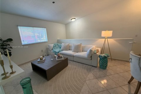 Townhouse in Hialeah Gardens, Florida 2 bedrooms, 110.55 sq.m. № 1882321 - photo 4