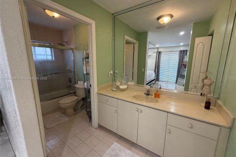 Townhouse in Hialeah Gardens, Florida 2 bedrooms, 110.55 sq.m. № 1882321 - photo 12