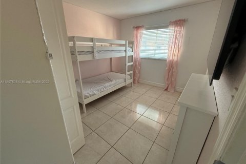 Townhouse in Hialeah Gardens, Florida 2 bedrooms, 110.55 sq.m. № 1882321 - photo 14