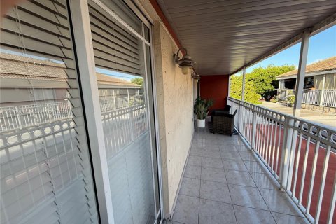 Townhouse in Hialeah Gardens, Florida 2 bedrooms, 110.55 sq.m. № 1882321 - photo 17