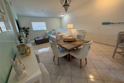 Townhouse in Hialeah Gardens, Florida 2 bedrooms, 110.55 sq.m. № 1882321 - photo 7
