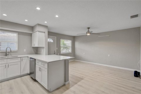 Condo in Saint Petersburg, Florida, 1 bedroom  № 2231508 - photo 13