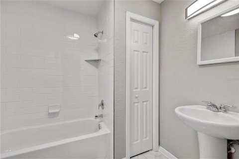 Condo in Saint Petersburg, Florida, 1 bedroom  № 2231508 - photo 17
