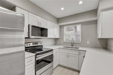 Condo in Saint Petersburg, Florida, 1 bedroom  № 2231508 - photo 12
