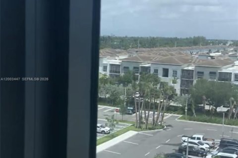 Commercial property in Aventura, Florida № 2090967 - photo 15