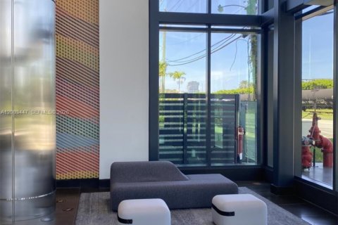 Commercial property in Aventura, Florida № 2090967