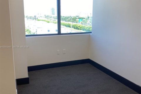 Commercial property in Aventura, Florida № 2090967 - photo 6