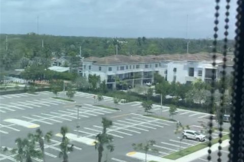 Commercial property in Aventura, Florida № 2090967 - photo 16