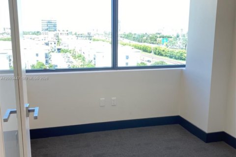 Commercial property in Aventura, Florida № 2090967 - photo 5