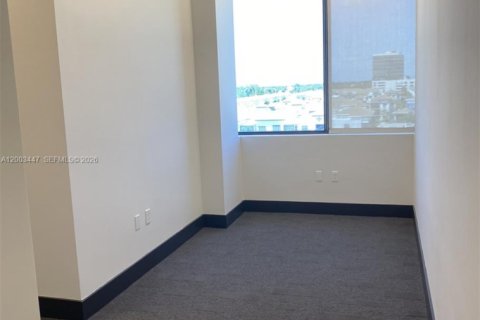 Commercial property in Aventura, Florida № 2090967 - photo 8
