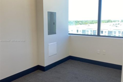 Commercial property in Aventura, Florida № 2090967 - photo 4