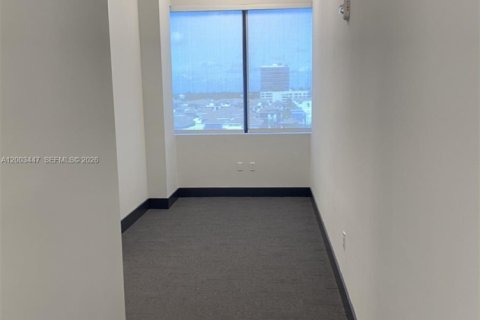 Commercial property in Aventura, Florida № 2090967 - photo 10
