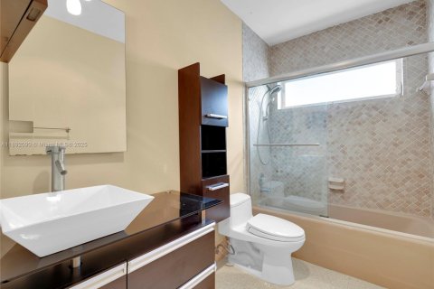 Casa en alquiler en Miami Beach, Florida, 3 dormitorios, 172.33 m2 № 1944170 - foto 18