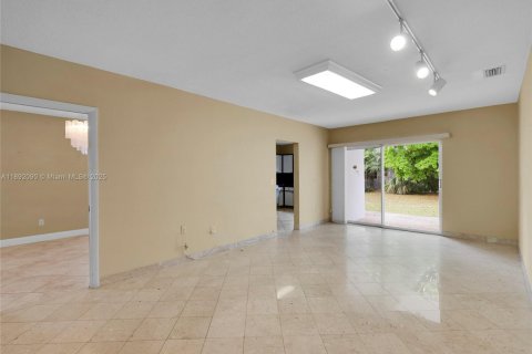 Casa en alquiler en Miami Beach, Florida, 3 dormitorios, 172.33 m2 № 1944170 - foto 3
