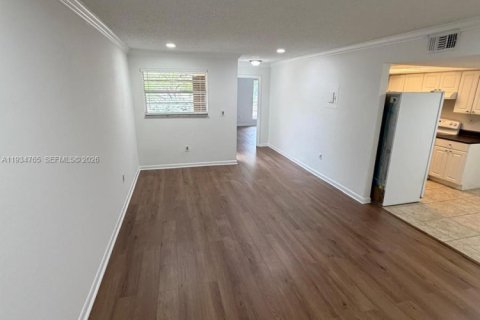 Снять в аренду кондоминиум в Корал-Спрингс, Флорида 2 спальни, 81.75м2, № 2051391 - фото 3