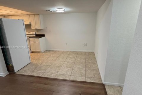 Снять в аренду кондоминиум в Корал-Спрингс, Флорида 2 спальни, 81.75м2, № 2051391 - фото 4