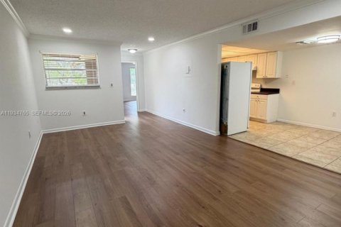 Снять в аренду кондоминиум в Корал-Спрингс, Флорида 2 спальни, 81.75м2, № 2051391 - фото 2