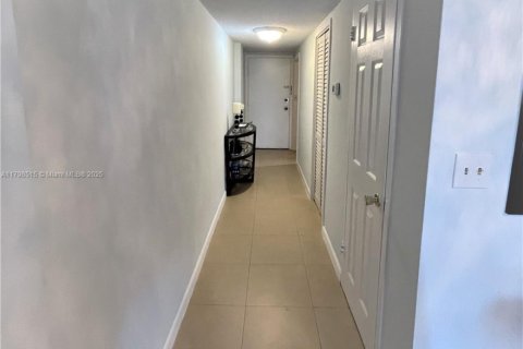Condominio en venta en North Miami Beach, Florida, 1 dormitorio, 80.36 m2 № 1712102 - foto 2