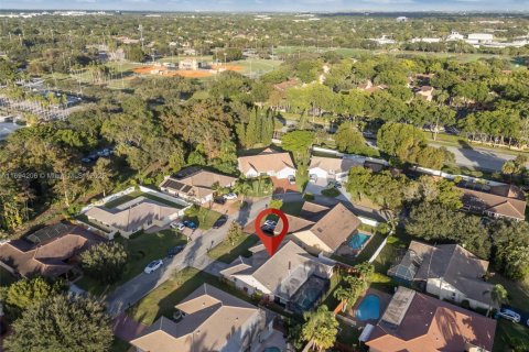 House in Coral Springs, Florida 4 bedrooms, 184.32 sq.m. № 1811206 - photo 6