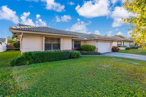 House in Coral Springs, Florida 4 bedrooms, 184.32 sq.m. № 1811206 - photo 3