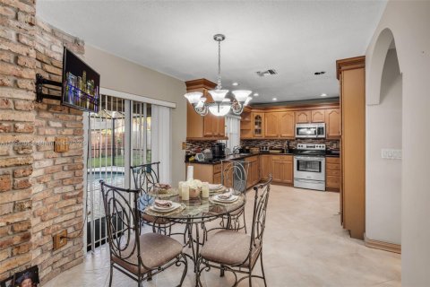 House in Coral Springs, Florida 4 bedrooms, 184.32 sq.m. № 1811206 - photo 15