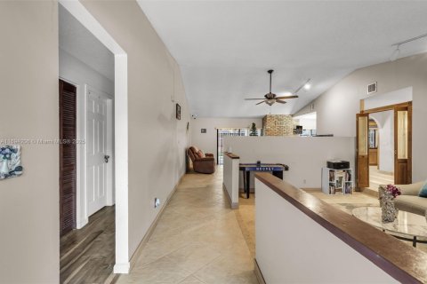 House in Coral Springs, Florida 4 bedrooms, 184.32 sq.m. № 1811206 - photo 9