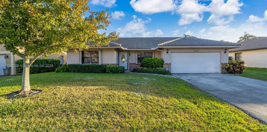 House in Coral Springs, Florida 4 bedrooms, 184.32 sq.m. № 1811206