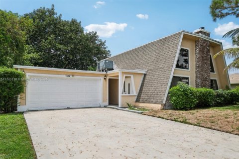 House in Royal Palm Beach, Florida 3 bedrooms, 154.78 sq.m. № 1698709 - photo 1