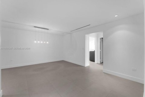 Casa en venta en Miami, Florida, 5 dormitorios, 265.98 m2 № 2008540 - foto 18