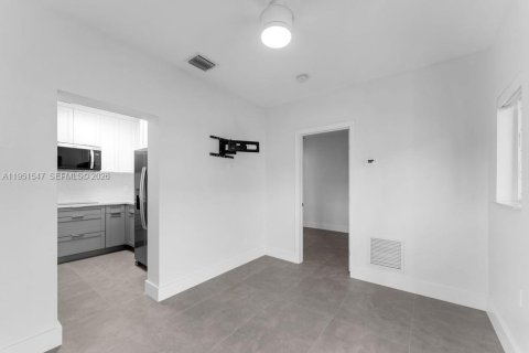 Casa en venta en Miami, Florida, 5 dormitorios, 265.98 m2 № 2008540 - foto 29