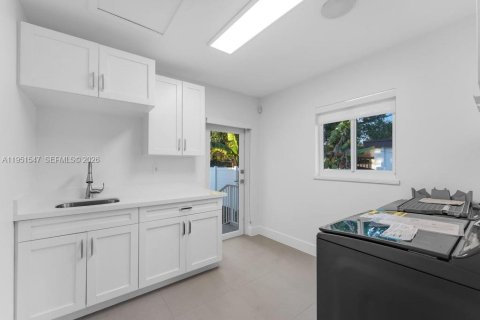 Casa en venta en Miami, Florida, 5 dormitorios, 265.98 m2 № 2008540 - foto 21