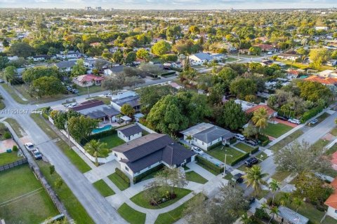 Casa en venta en Miami, Florida, 5 dormitorios, 265.98 m2 № 2008540 - foto 14