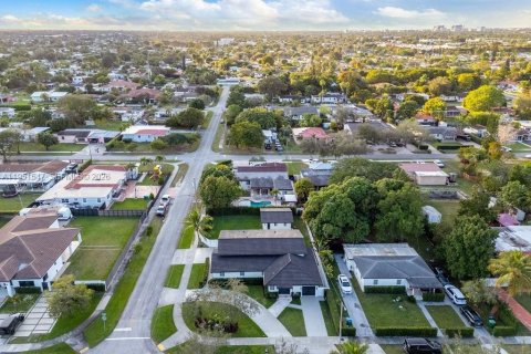 Casa en venta en Miami, Florida, 5 dormitorios, 265.98 m2 № 2008540 - foto 15